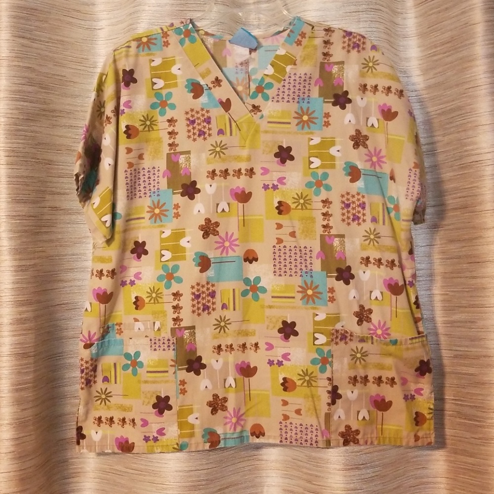 HQ foral scrub top